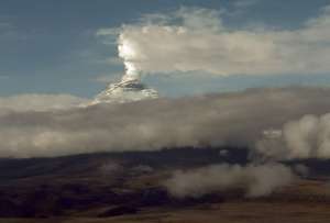 La columna de gases del volcán Cotopaxi alcanzó los 1300 msnm