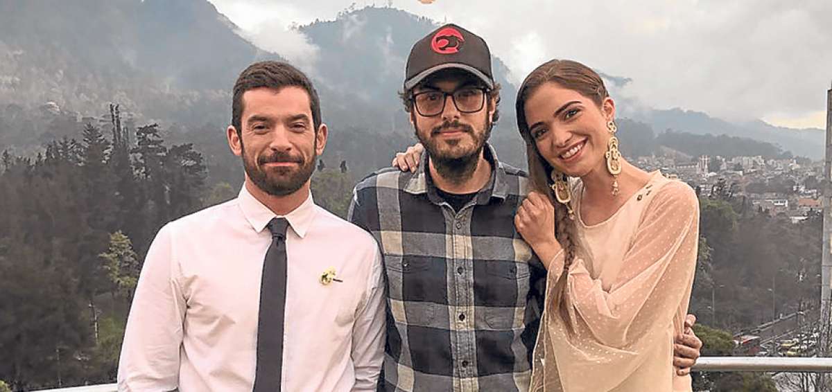 &rarr;Desde la izquierda, Manuel Ch&aacute;vez; Marco V&eacute;lez (director), y la actriz guayaquile&ntilde;a Shany Nadan en las grabaciones de la pel&iacute;cula en Colombia.  