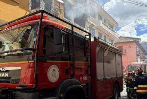 Bomberos trabajaron durante m&aacute;s de una hora para controlar el incendio en la zona.