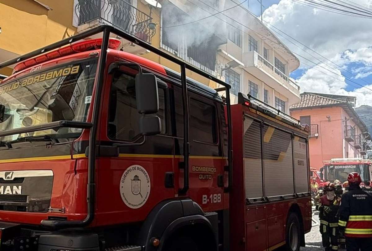 Bomberos trabajaron durante m&aacute;s de una hora para controlar el incendio en la zona.