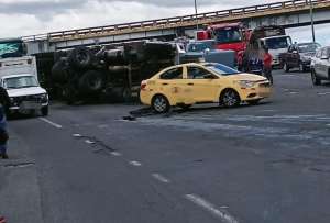 El tráiler accidentado impidió la normal circulación en la vía que conecta Quito con Mejía y Latacunga. 