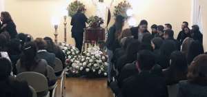 Familiares y amigos de Gabriela Orbe acudieron a la funeraria El Gir&oacute;n para dar el &uacute;ltimo adi&oacute;s a la joven.