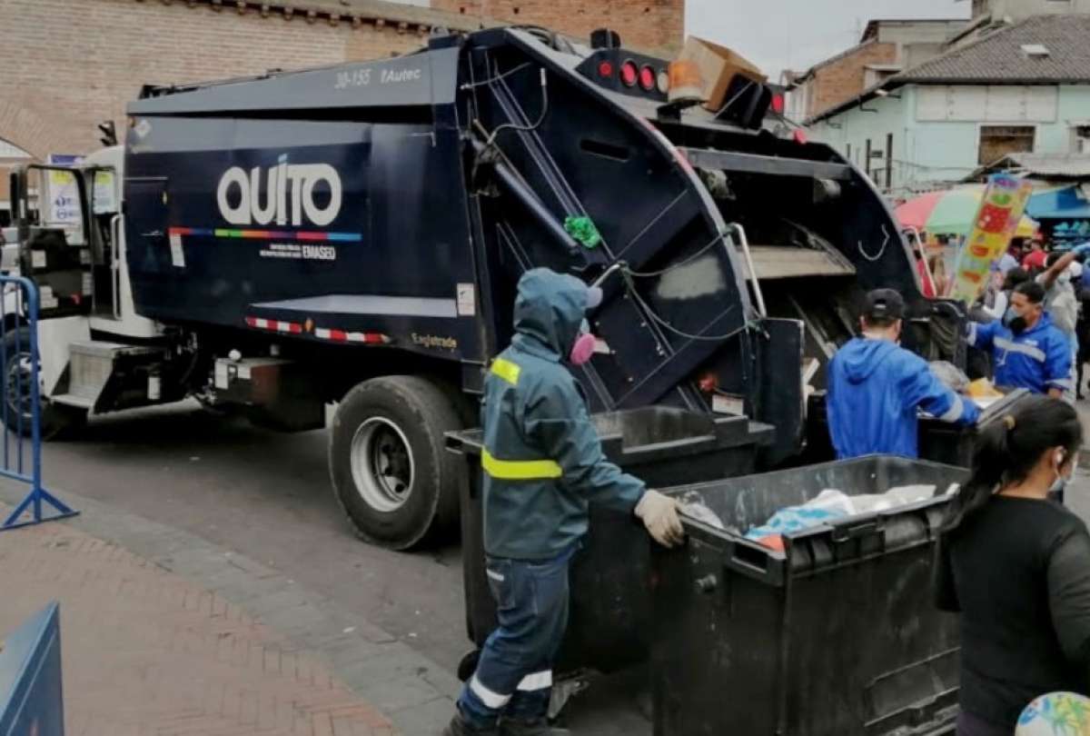 El servicio de recolecci&oacute;n de basura se mantiene en Quito, durante navidad. 