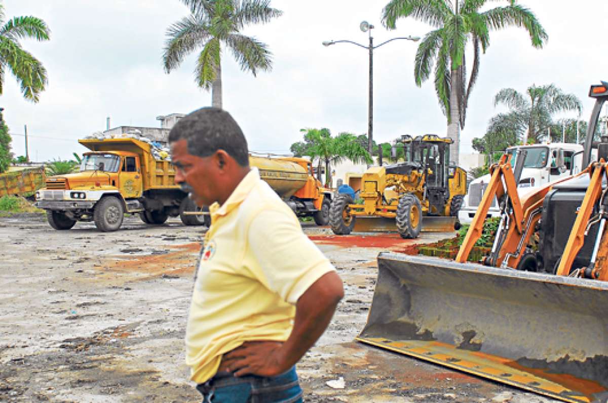 Un obrero municipal camina por el canch&oacute;n donde estaba retenida la maquinaria. FOTO: Miguel Castro / El Tel&eacute;grafo