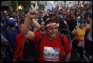 Siete fallecidos por choques con las fuerzas de seguridad en las protesta en apoyo del expresidente Pedro Castillo, en Perú. 