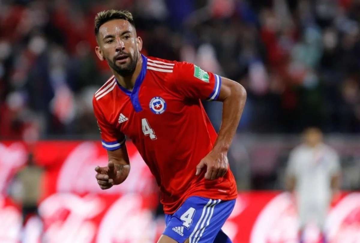 Mauricio Isla no estar&aacute; contra Ecuador por riesgo de covid-19