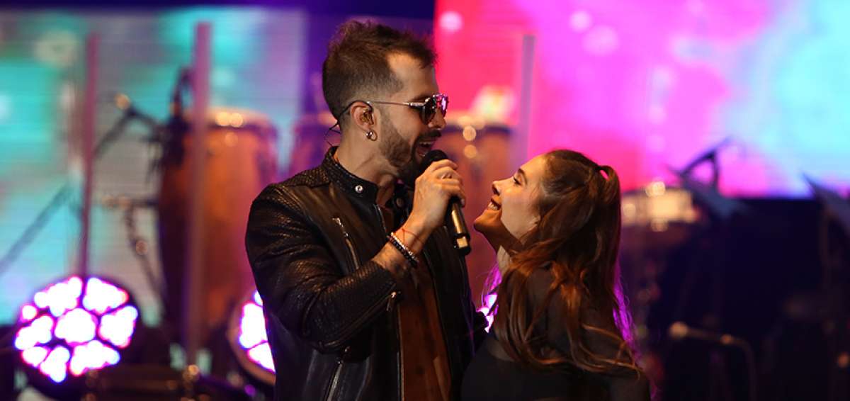 Mike Bah&iacute;a canta en un concierto junto con su novia, la tambi&eacute;n actriz de exitosos seriados televisivos, Greeicy Rend&oacute;n. Ambos concluyeron una gira.