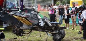 Momentos en que personal del circuito retira los restos del b&oacute;lido del espa&ntilde;ol Fernando Alonso, varios fot&oacute;grafos sacan im&aacute;genes del estado del veh&iacute;culo.