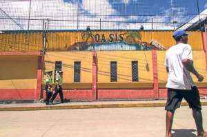 En la zona de tolerancia de la capital azuaya, 6 entidades se unen para el control de seguridad a los establecimientos que all&iacute; funcionan. Foto: Cortes&iacute;a.