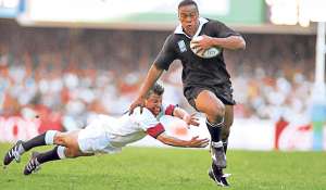 Jonah Lomu evade la marca de Rob Andrew de Inglaterra durante la semifinal de la Copa del Mundo de 1995 en Sud&aacute;frica, que Nueva Zelanda gan&oacute; 45-29. Foto: Internet