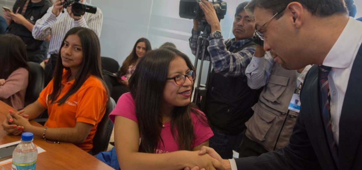Las ni&ntilde;as llegaron a varias comisiones para presenciar las sesiones del d&iacute;a.