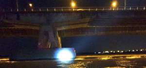 Las personas fueron rescatadas por los bomberos en los bajos del puente de la Unidad Nacional.