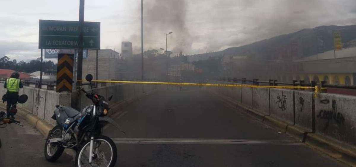 La AMT inform&oacute; del cierre total de la v&iacute;a en el redondel de Chillogallo, en Quito, por manifestaciones en el lugar. 