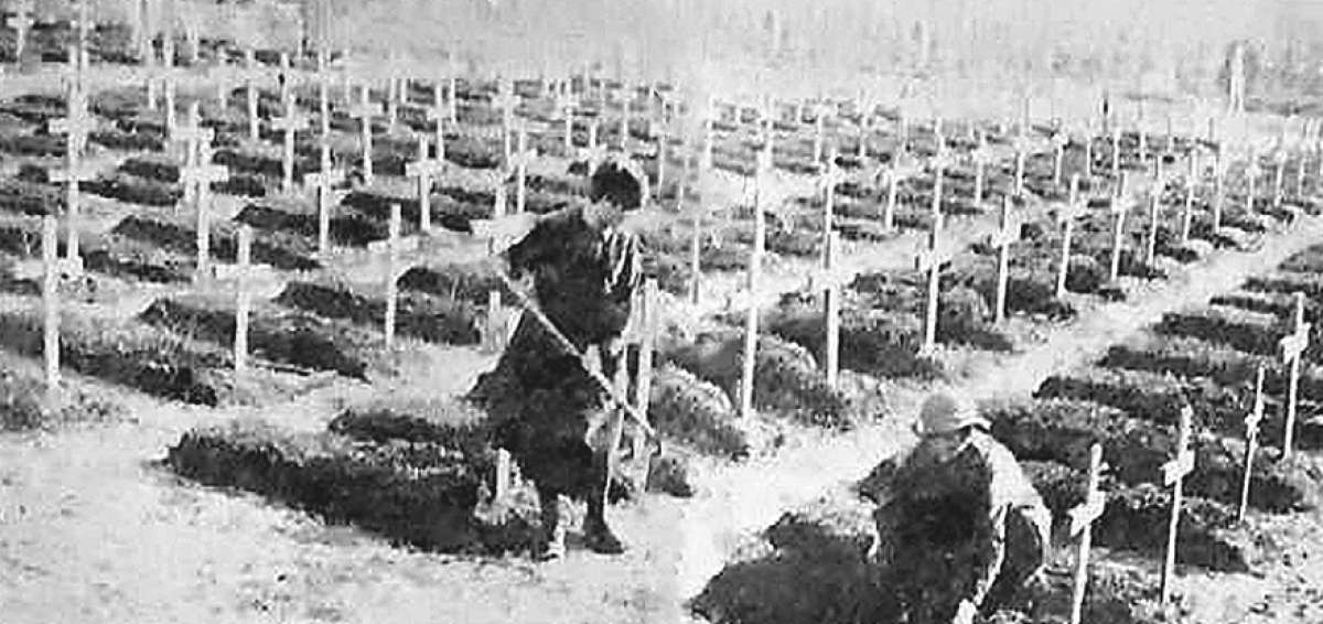 Jardineros del cuerpo militar ingl&eacute;s trabajan en el cementerio