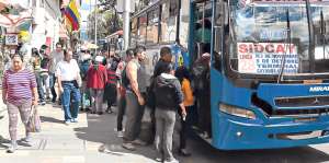 No utilizar monedas hace que se formen columnas de usuarios en las unidades de transporte p&uacute;blico. Foto: Fernando Machado / El Tel&eacute;grafo