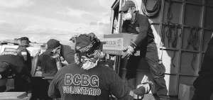 El personal voluntario del Cuerpo de Bomberos de Guayaquil llega hasta los territorios m&aacute;s distantes y de dif&iacute;cil acceso con ayuda humanitaria.