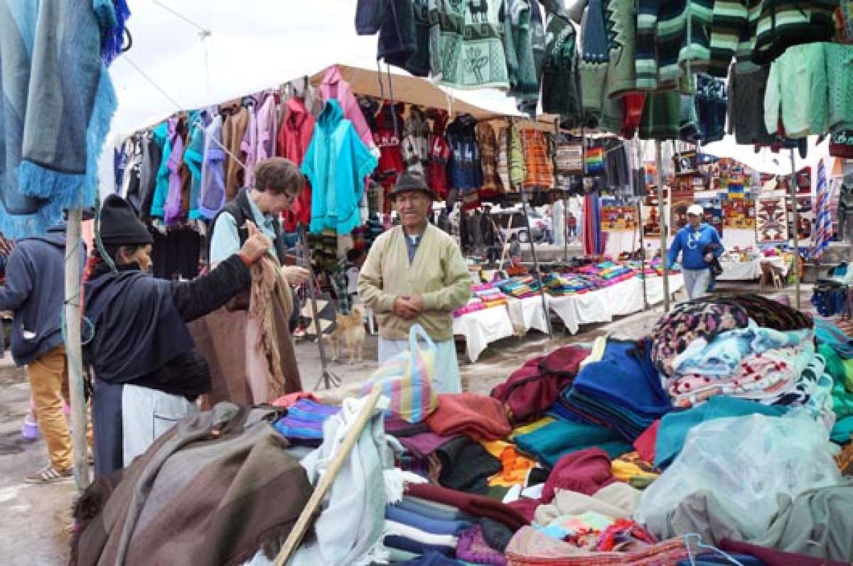 A los extranjeros les gustan las artesan&iacute;as coloridas que se venden en diversas plazas del cant&oacute;n Saquisil&iacute;, en la provincia de Cotopaxi. Foto: Janeth Osorio.