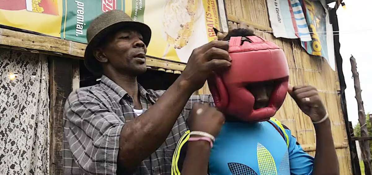 El protagonista de la historia es Jackson Preciado, quien le ense&ntilde;a a boxear a ni&ntilde;os y j&oacute;venes.   
