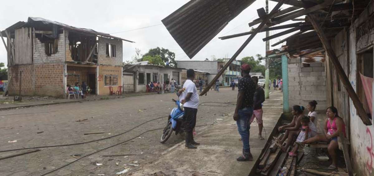 Viviendas en San Lorenzo. La explosi&oacute;n de un coche bomba en el cuartel de Polic&iacute;a del cant&oacute;n esmeralde&ntilde;o destruy&oacute; 37 casas y afect&oacute; a otras 204. Familias esperan por ayuda en la calle Las Delicias.