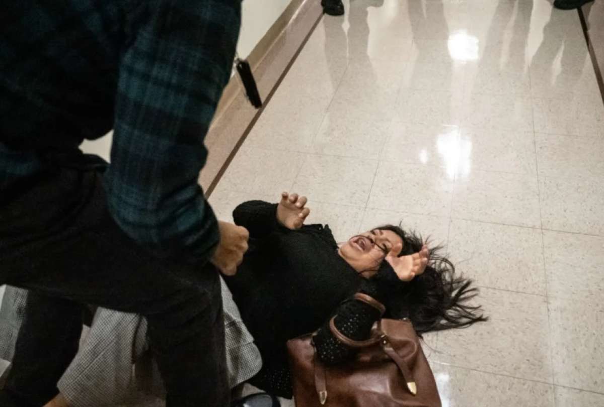Mónica Moreta, al momento de ser agredida por agente migratorio.