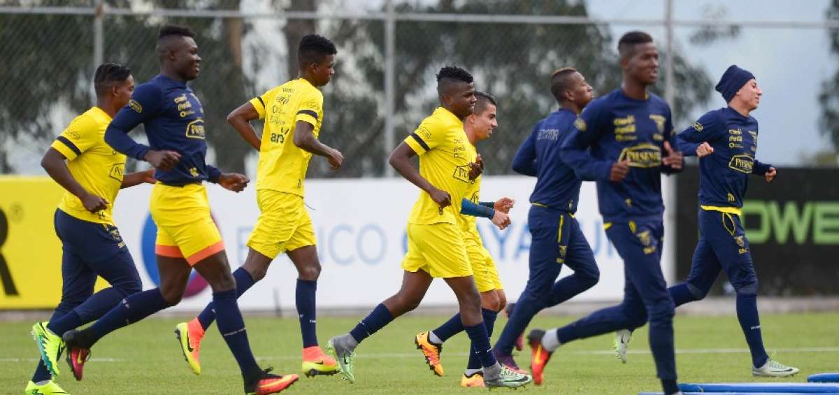 El elenco juvenil trabaj&oacute; ayer en la cancha principal de la Casa de la Selecci&oacute;n, en Quito.   