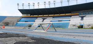 La pista atl&eacute;tica del estadio Modelo Alberto Spencer se encuentra deteriorada; parte del material sint&eacute;tico se ha desprendido del suelo; adem&aacute;s, los grader&iacute;os del escenario est&aacute;n en mal estado.
