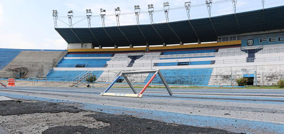 La pista atl&eacute;tica del estadio Modelo Alberto Spencer se encuentra deteriorada; parte del material sint&eacute;tico se ha desprendido del suelo; adem&aacute;s, los grader&iacute;os del escenario est&aacute;n en mal estado.