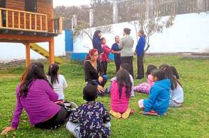 Las psic&oacute;logas dialogan con los ni&ntilde;os y las madres que los visitan en el Centro Dani&euml;lle Children&rsquo;s Fund, en la capital tungurahuense. Fotos: Roberto Ch&aacute;vez / El Tel&eacute;grafo