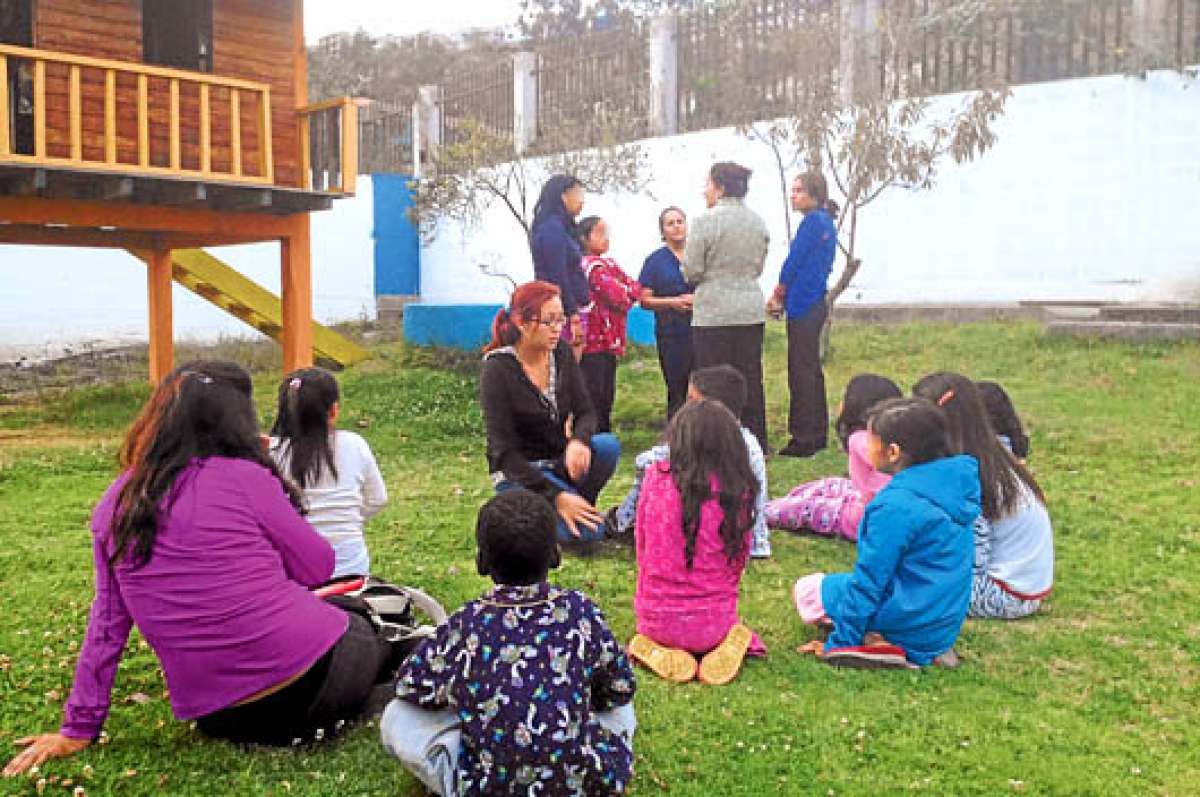 Las psic&oacute;logas dialogan con los ni&ntilde;os y las madres que los visitan en el Centro Dani&euml;lle Children&rsquo;s Fund, en la capital tungurahuense. Fotos: Roberto Ch&aacute;vez / El Tel&eacute;grafo