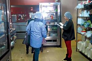 La manipulaci&oacute;n  de alimentos se controla en Riobamba 