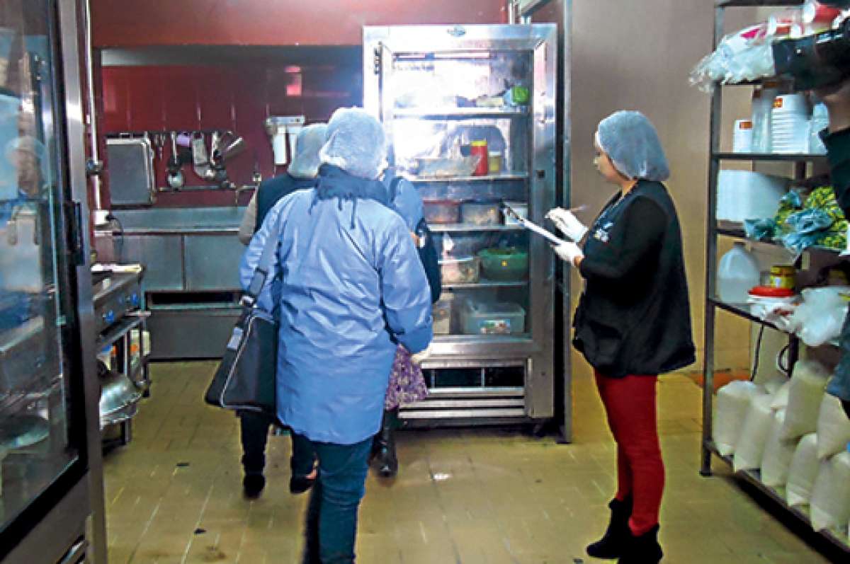La manipulaci&oacute;n  de alimentos se controla en Riobamba 