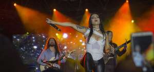 La cantante Roxana Restrepo y los guitarristas Andr&eacute;s Leiva y Ricardo Wolff en el &Aacute;gora-CCE, donde asistieron 4.000 personas el a&ntilde;o pasado.