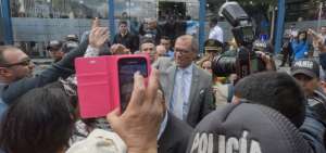 Simpatizantes expresaron su apoyo al segundo mandatario a su arribo a la Fiscal&iacute;a. 