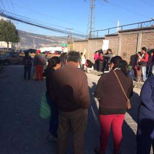 Los moradores se congregaron sobre la avenida Eloy Alfaro para protestar por el incremento en el pago del impuesto. Foto: Cortes&iacute;a.