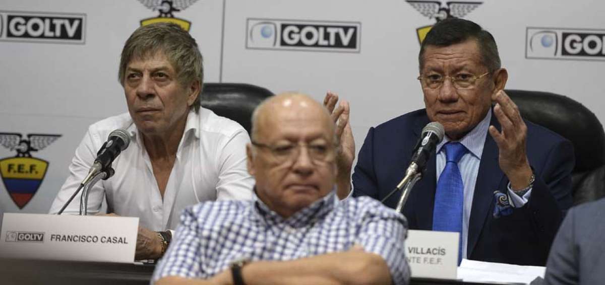 Carlos Villac&iacute;s (der.), presidente de la FEF, junto a Francisco Casal, propietario de la empresa uruguaya GolTV.