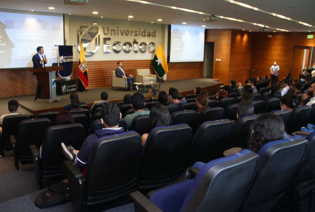 Ministro de Gobierno y estudiantes universitarios debatieron sobre la consulta ciudadana
