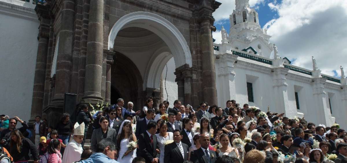 107 parejas se casaron en una misma ceremonia en la Catedral Metropolitana