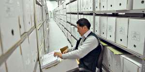 Uno de los servidores judiciales ordena los procesos en el archivo central del edificio de Tungurahua. Roberto Ch&aacute;vez / El Tel&eacute;grafo