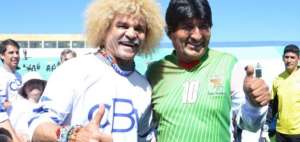 Valderrama y Morales jugaron en la cancha de f&uacute;tbol fue construida en la ciudad de Cochabamba.