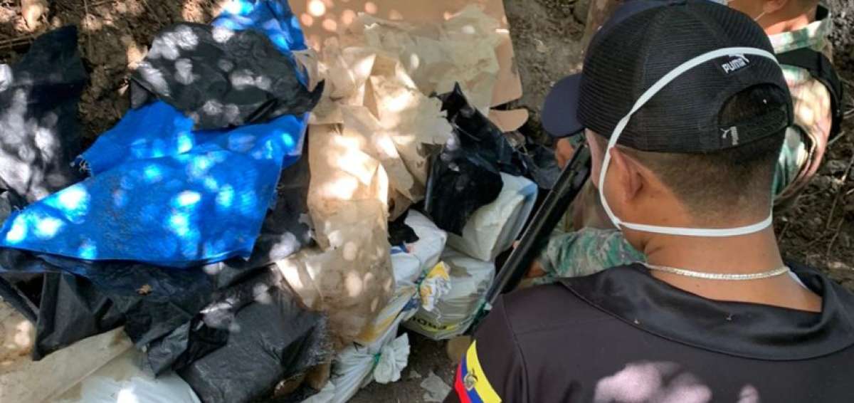 Armada decomisa media tonelada de droga en Manab&iacute;