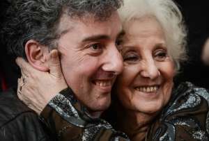La abuela de la Plaza de Mayo y su nieto  Guido. Foto de Leo Vaca, 2014