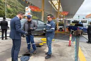 Personal de la ARCH verifica el stock en tanques y el despacho normal de combustibles. Estuvieron en la estaci&oacute;n de la Eloy Alfaro y en la del puente 2 de la autopista General Rumi&ntilde;ahui.
