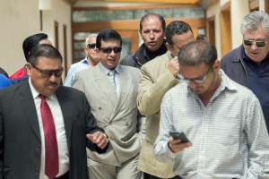 Joselito Cobo (c), presidente de Deportivo Quito, habl&oacute; ayer en rueda de prensa. Dijo que durante su administraci&oacute;n ha pagado m&aacute;s de $2 millones por deudas. Foto: Daniel Molineros / El Tel&eacute;grafo