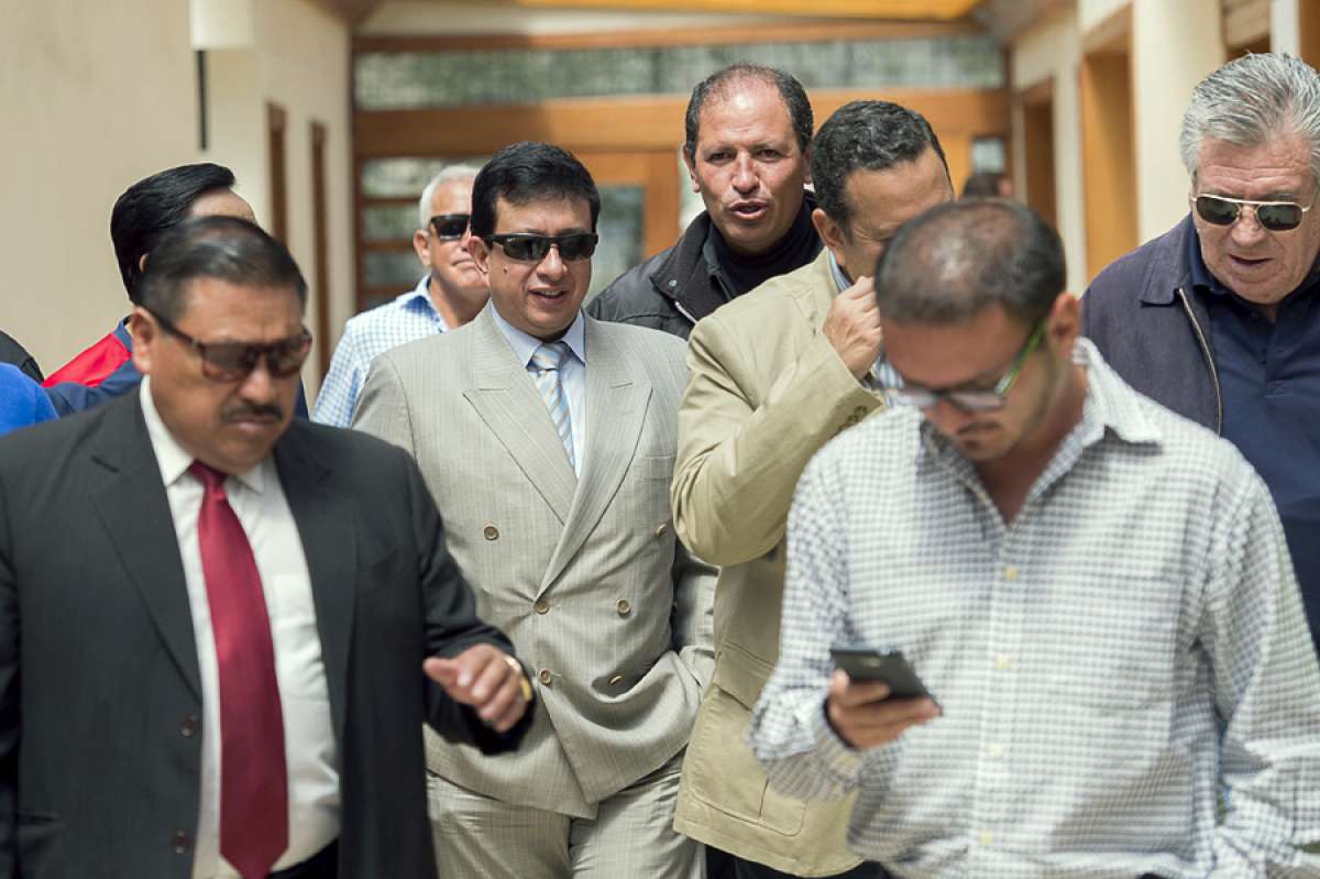 Joselito Cobo (c), presidente de Deportivo Quito, habl&oacute; ayer en rueda de prensa. Dijo que durante su administraci&oacute;n ha pagado m&aacute;s de $2 millones por deudas. Foto: Daniel Molineros / El Tel&eacute;grafo