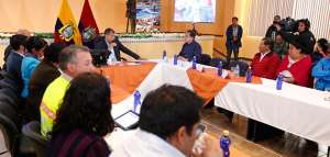 El Mandatario mantuvo un conversatorio con la prensa en Chimborazo. Foto: Presidencia 