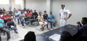 Los pescadores de Jaramij&oacute; reciben charla sobre tr&aacute;fico de drogas en el mar