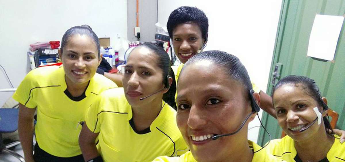 M&oacute;nica Amboya (adelante) posa junto a otras r&eacute;feris antes de dirigir un partido en la Copa Libertadores de Am&eacute;rica Femenina.