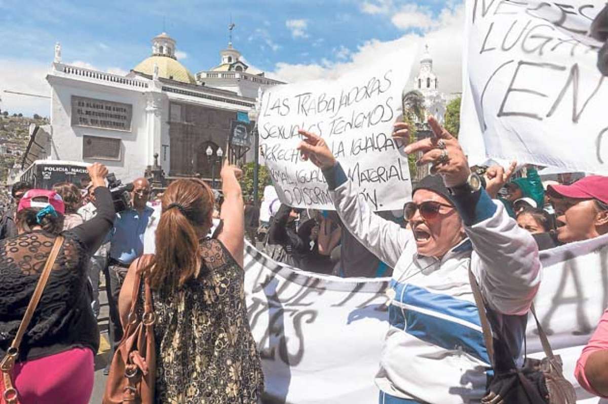 Las trabajadoras sexuales realizaron la ma&ntilde;ana de ayer una manifestaci&oacute;n al frente de la Alcald&iacute;a. Foto: John Guevara/ El Tel&eacute;grafo
