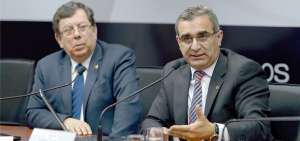 Carlos Ram&iacute;rez (izq.), presidente de la CNJ, y Gustavo Jalkh, titular del CJ (der.), oficializaron los resultados del concurso para designar a los 7 jueces.