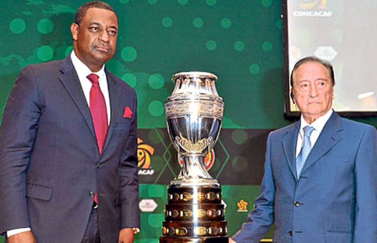 El presidente de la Conmebol, Eugenio Figueredo (d), hizo oficial el anuncio del certamen. Foto: Tomado de Conmebol.com
